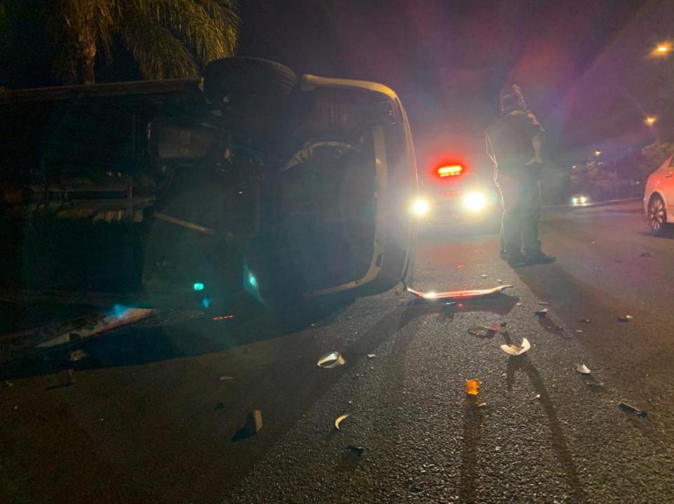 Foto 3 de 4 — Jovem capota Jetta em via de acesso ao Condomínio Salto Grande